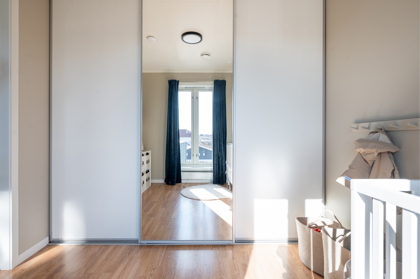 Skyvedørsgarderobe med speildør. Galleribilde