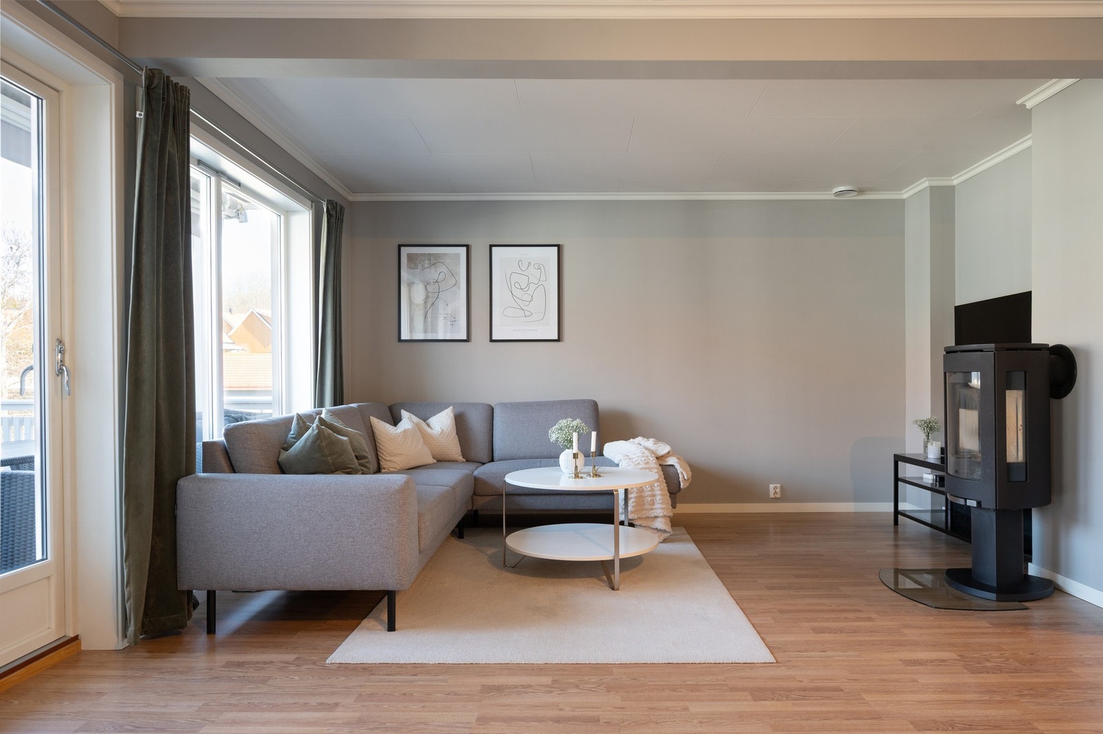 Boligen har åpne rom med mye vinduer som slipper inn naturlig dagslys. Galleribilde