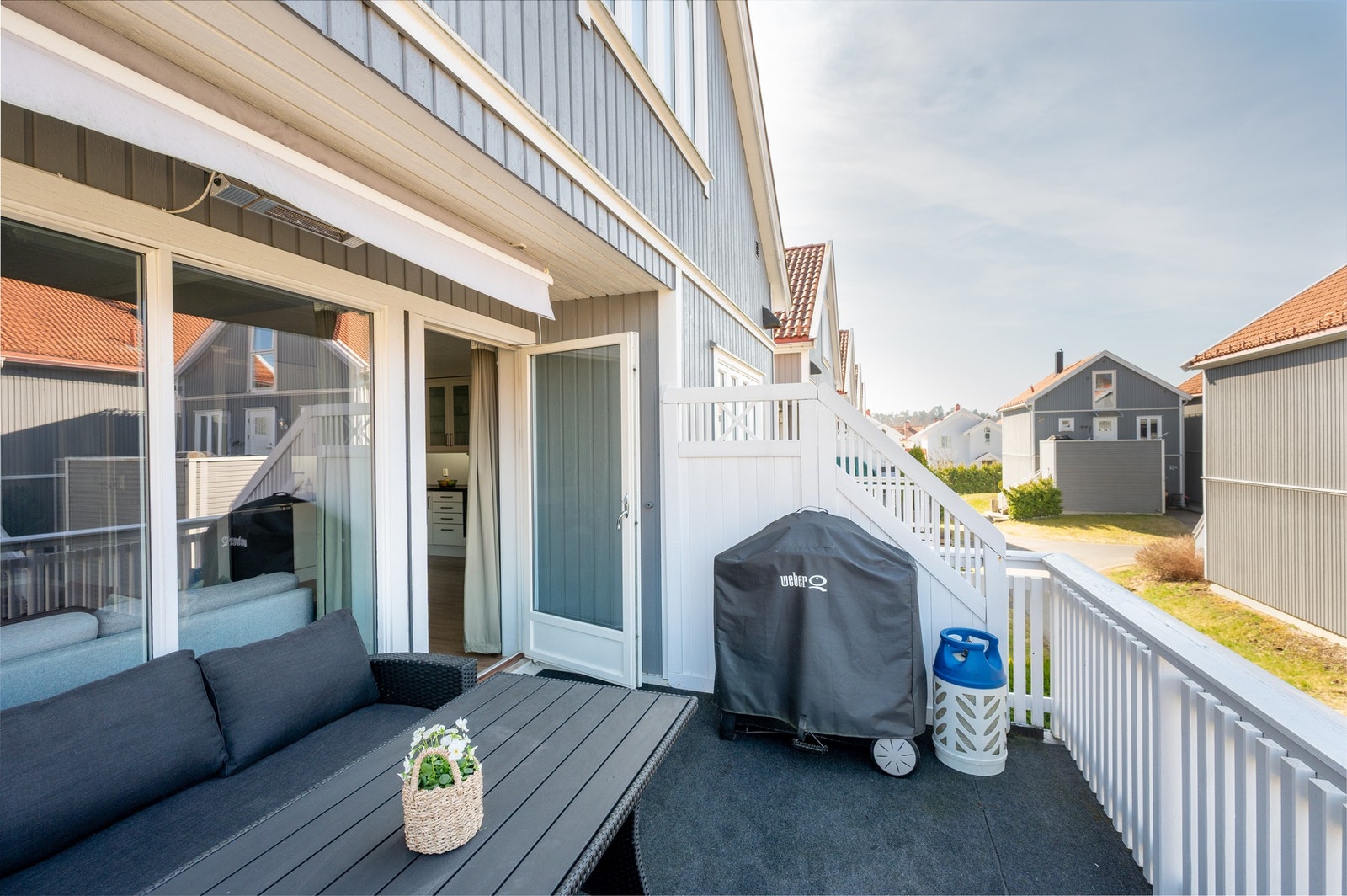 Det er montert markise over uteplassen. Galleribilde