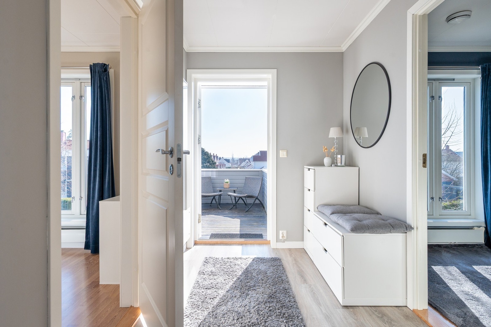 Entrè med utgang til veranda. Galleribilde