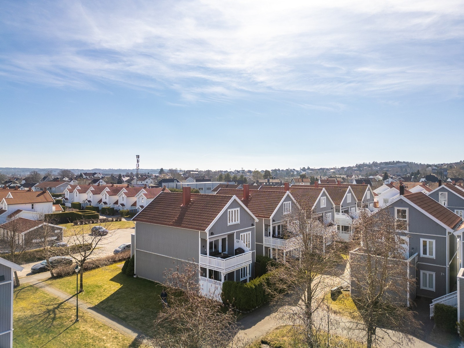 Boligen ligger ytterst i boligrekken med god avstand til naboene mot nord. Galleribilde