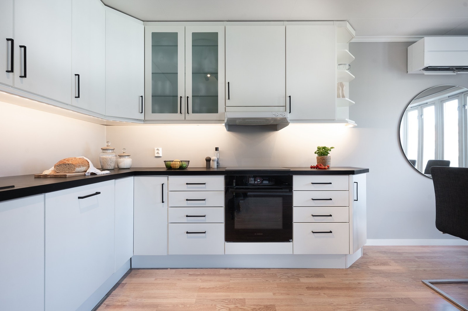 Kjøkkeninnredningen er opprinnelig fra byggeår, men oppgradert i 2019. Galleribilde