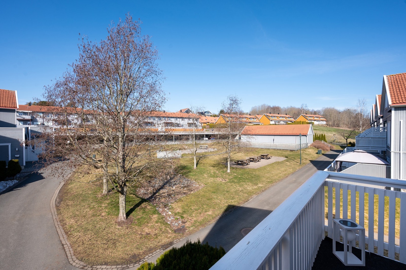 Utsikt fra verandaen mot friområdet til borettslaget. Galleribilde