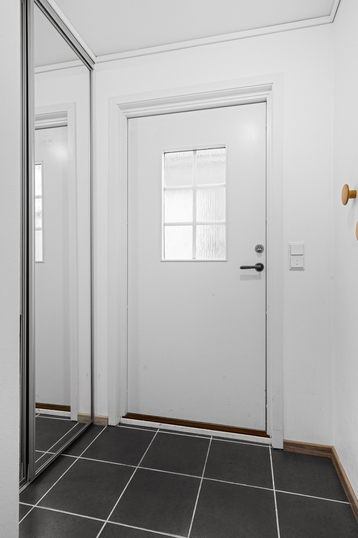 Flislagt Éntre med varme i gulv Galleribilde