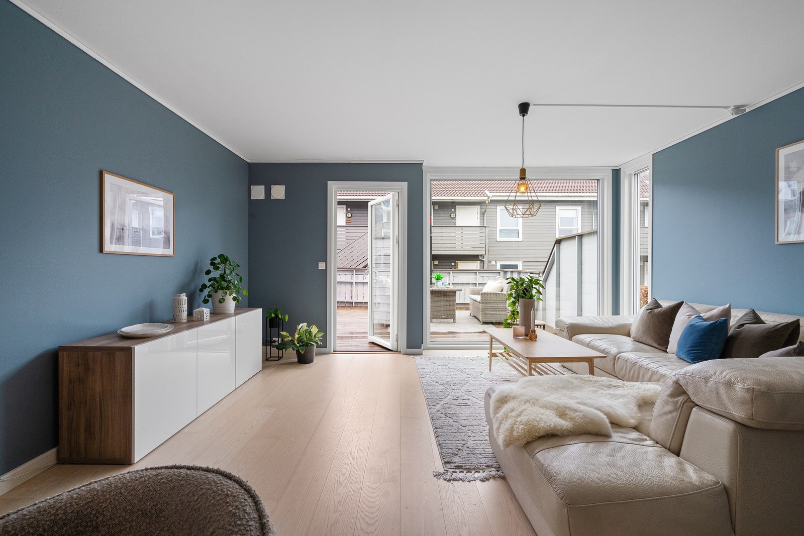 Romslig stue med god plass Galleribilde