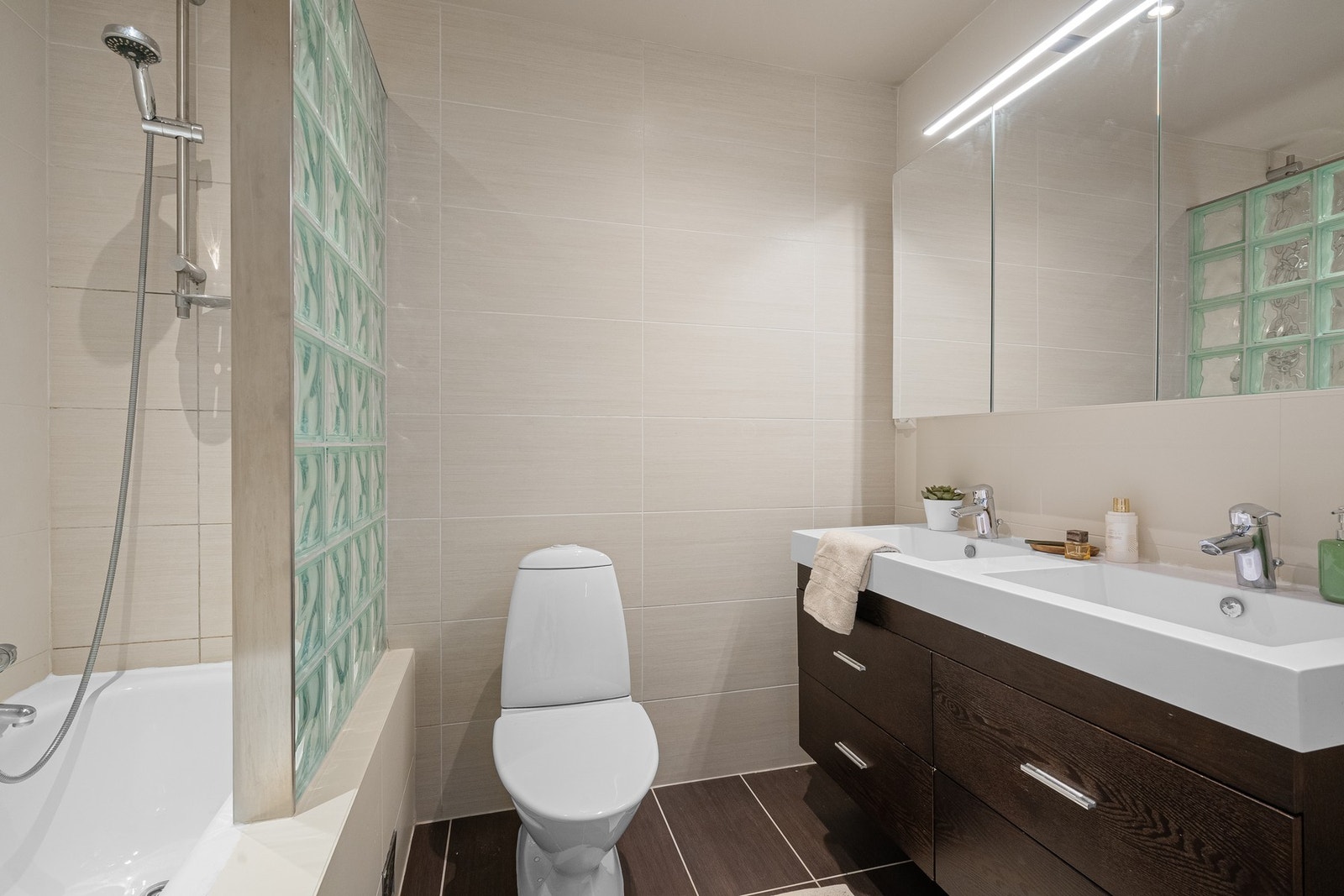 Flisbelagt bad med varme i gulv. Galleribilde