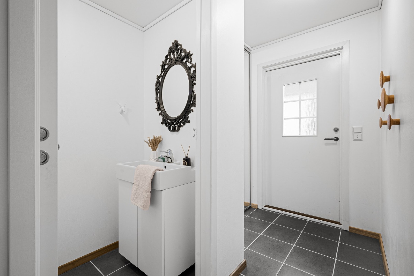 Wc. I første etasje er like ved inngangen. Galleribilde