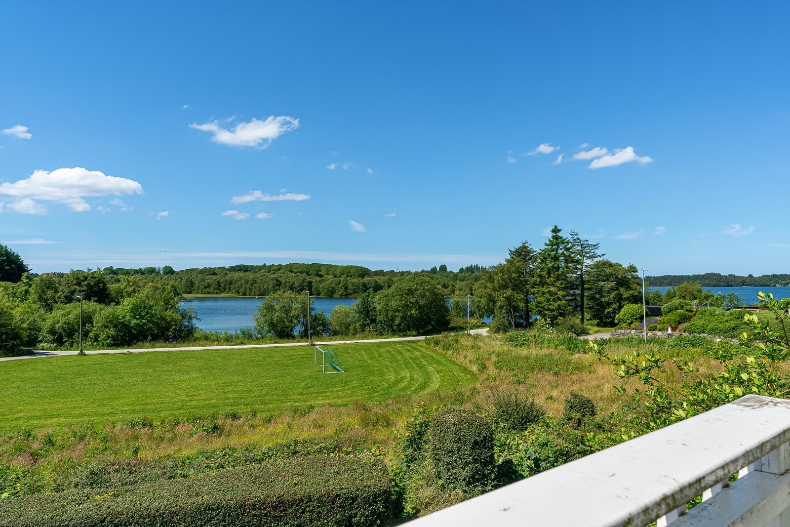Fra balkongen har man flott utsikt mot Stokkavannet Galleribilde