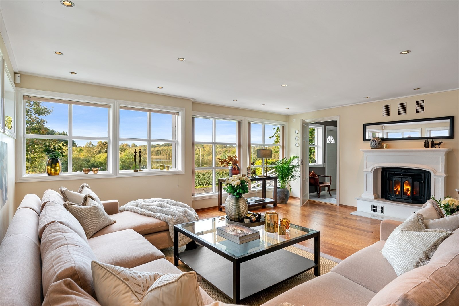 Hovedstue med peis og store vindusflater mot Stokkavannet Galleribilde