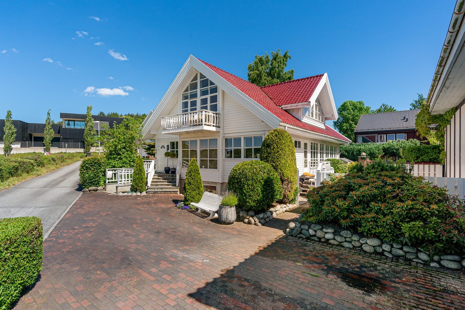 Gårdsrom med belegningsstein og plass til flere biler Galleribilde
