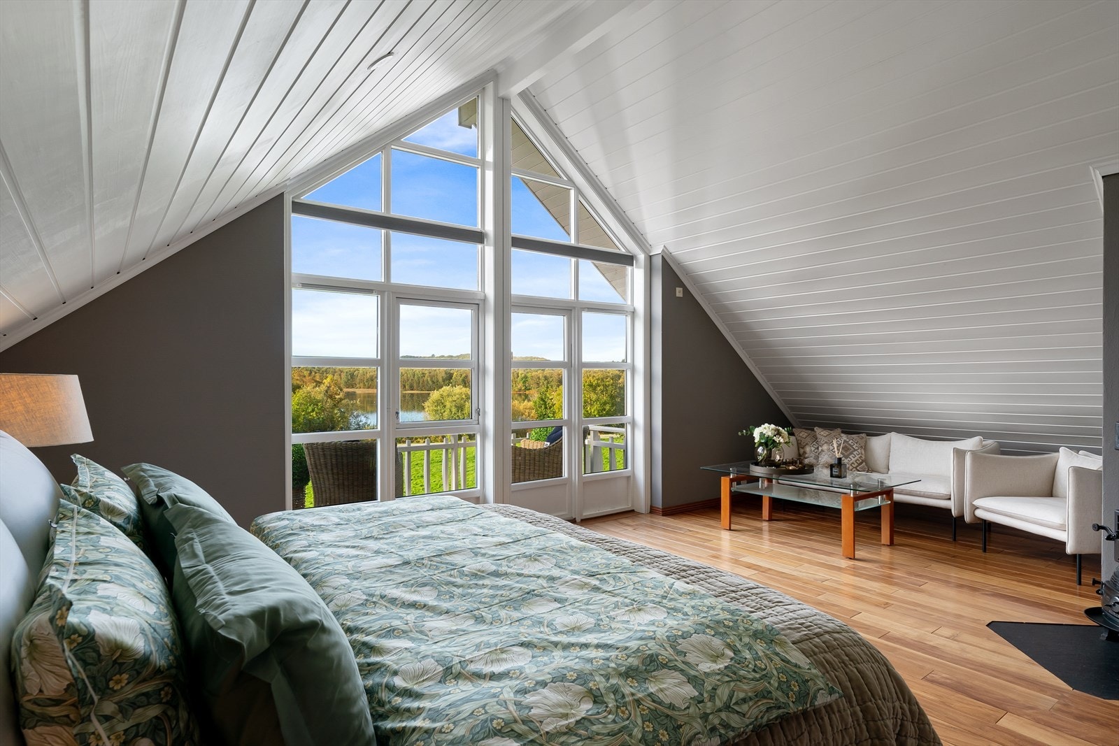 Store vindusflater og utgang til balkong for sene kvelder Galleribilde