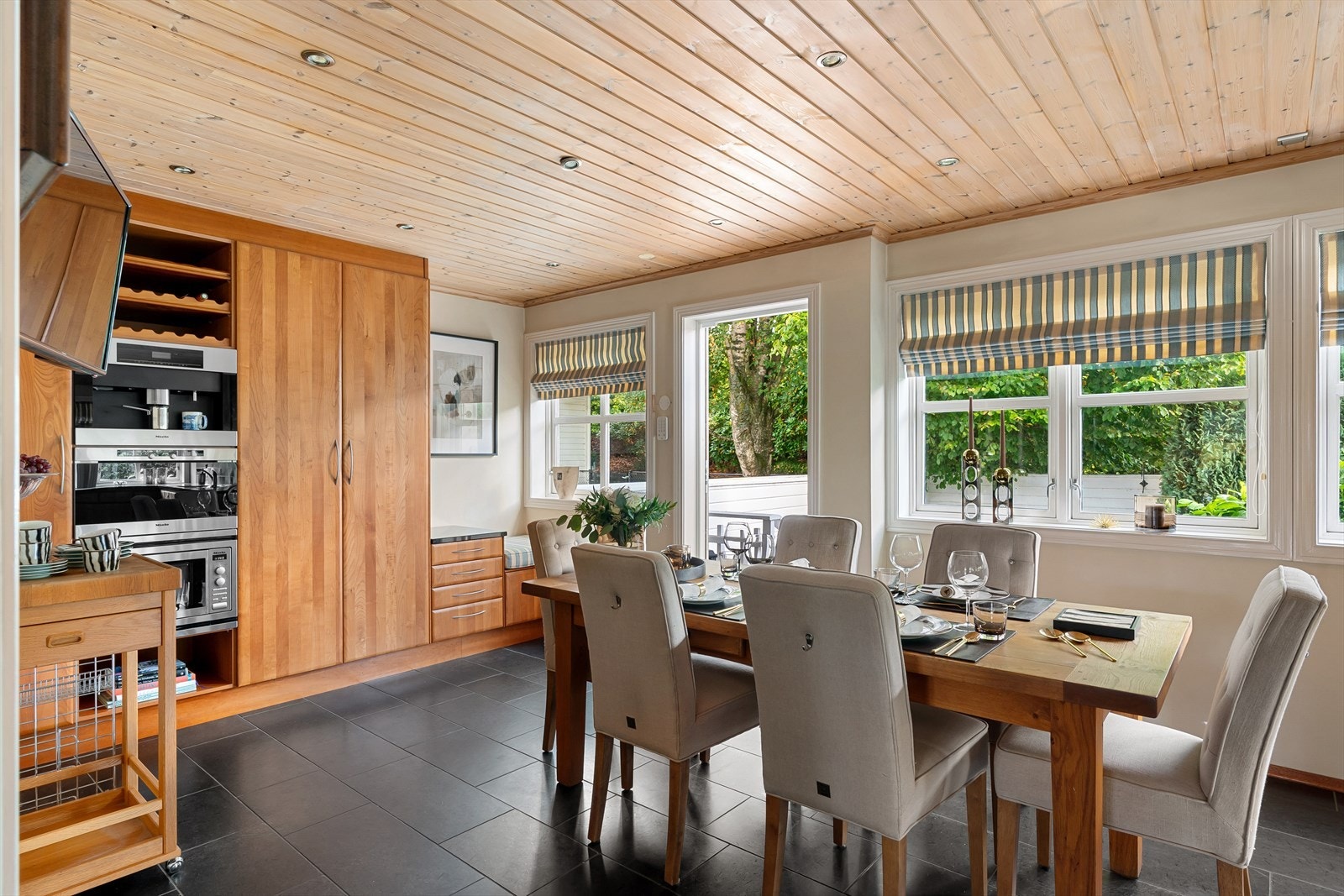 Fliser på gulv, gulvvarme og utgang til terrasse og hage Galleribilde