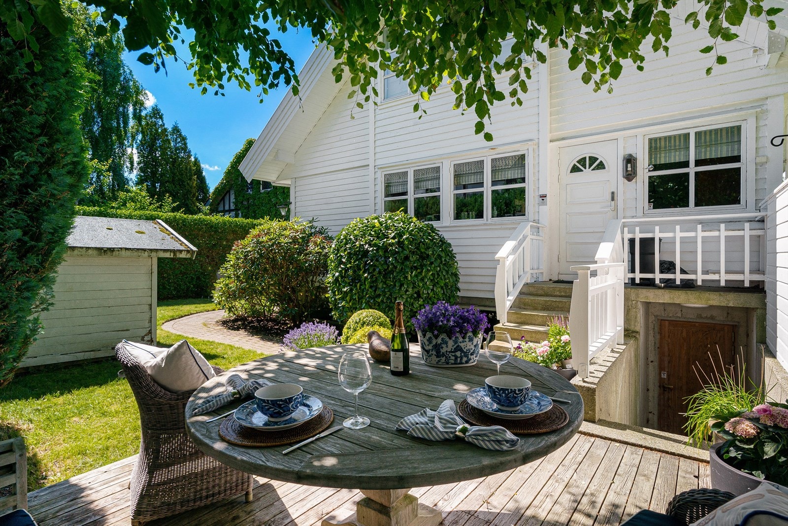 Lettstelt og pent opparbeidet tomt med hage, terrasser og solvendt uteområder Galleribilde