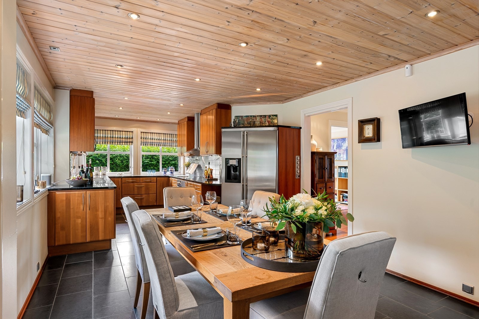 Romslig kjøkkenallrom med spiseplass Galleribilde