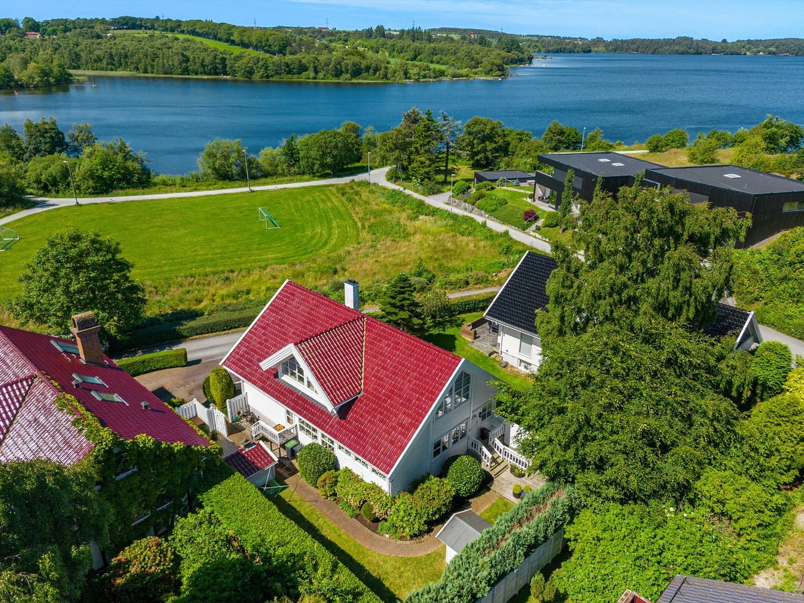 Her bor du i fremste rekke, med friområde foran og nydelig utsikt over Stokkavannet Galleribilde