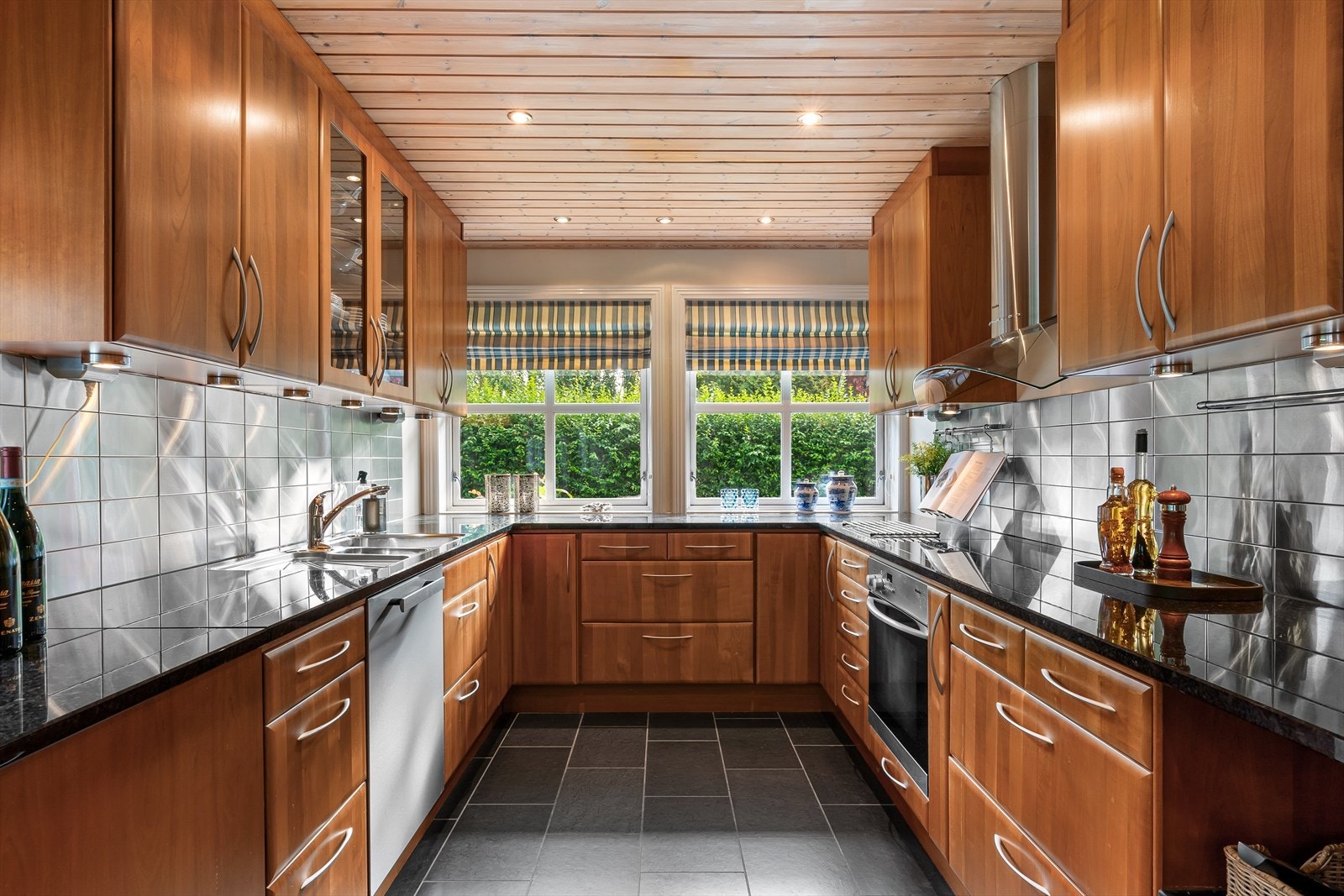 Kjøkkeninnredning i heltre fra Drømmekjøkken med meget god skap- og benkeplass Galleribilde