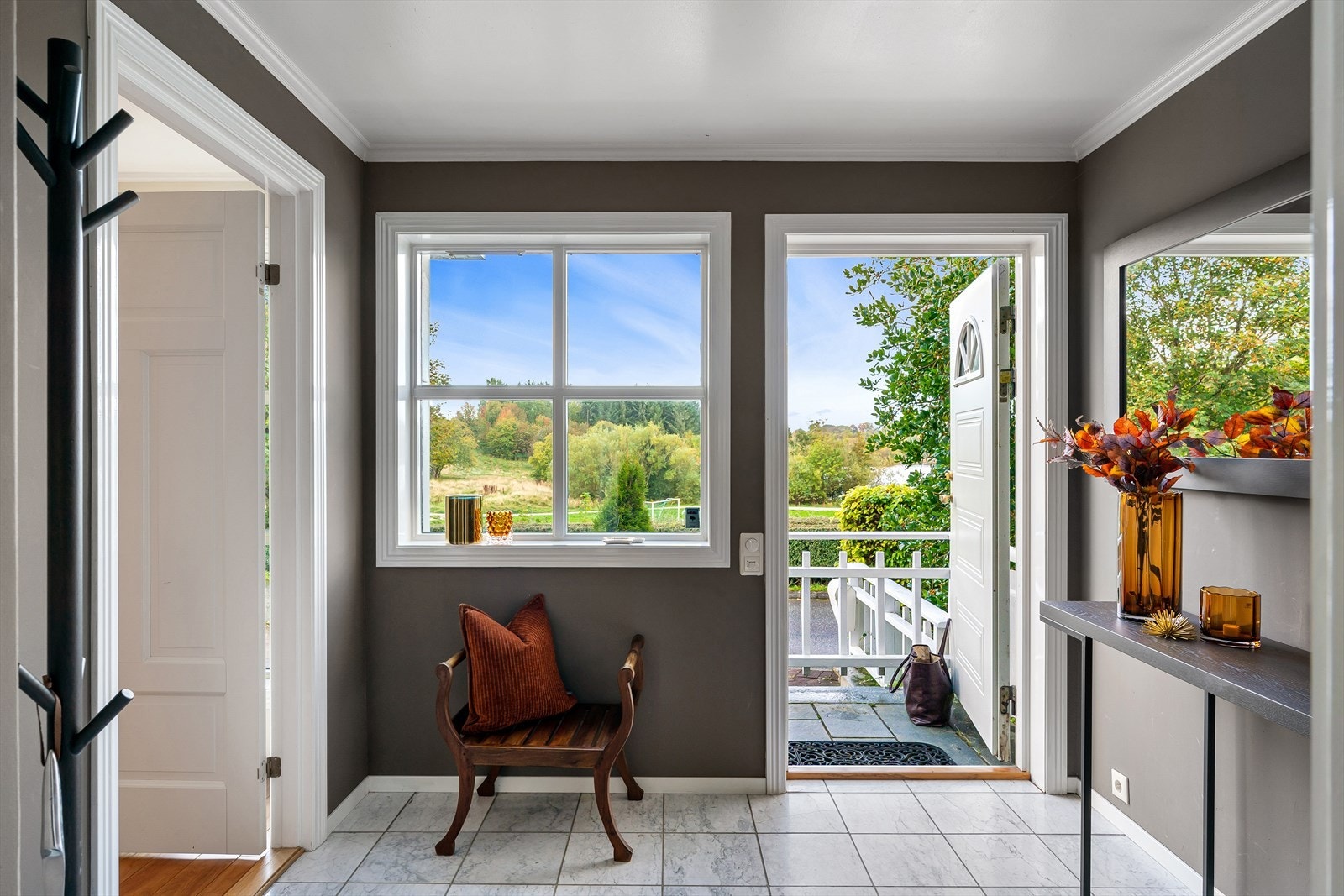 Entré med fliser på gulv og gulvvarme Galleribilde