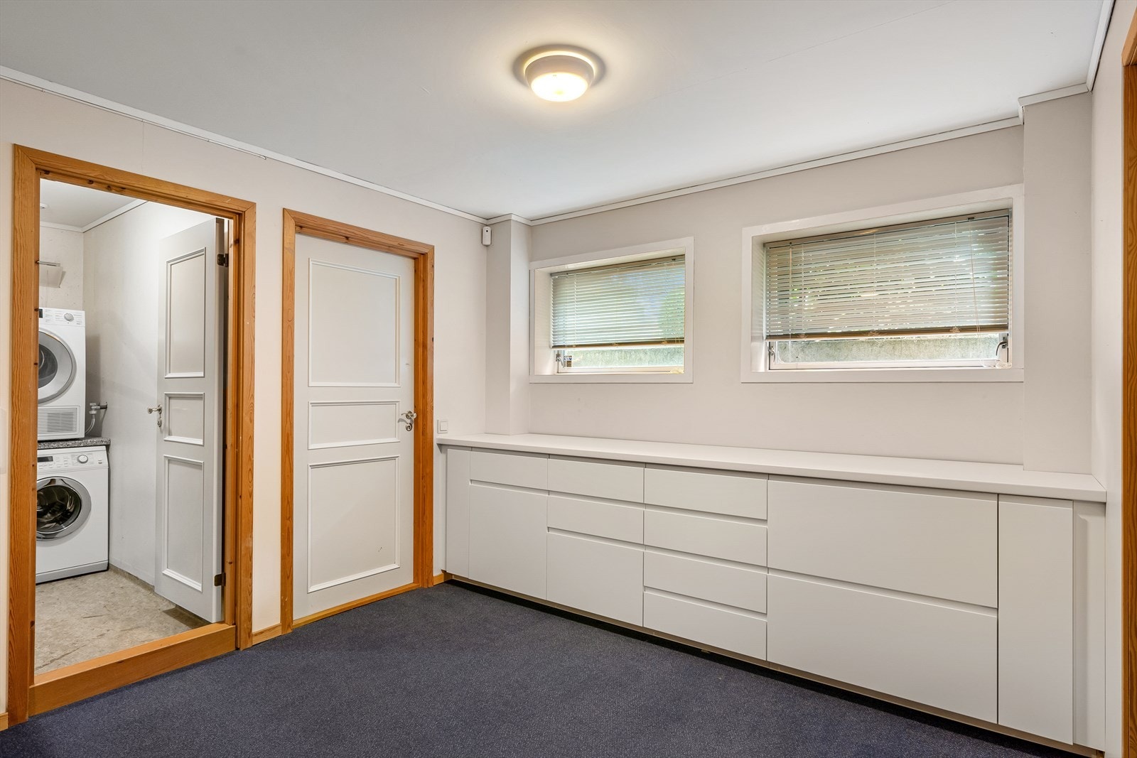 Underetasjen i hoveddelen er innredet med kjellergang, hobbyrom, vaskerom og flere praktiske boder Galleribilde