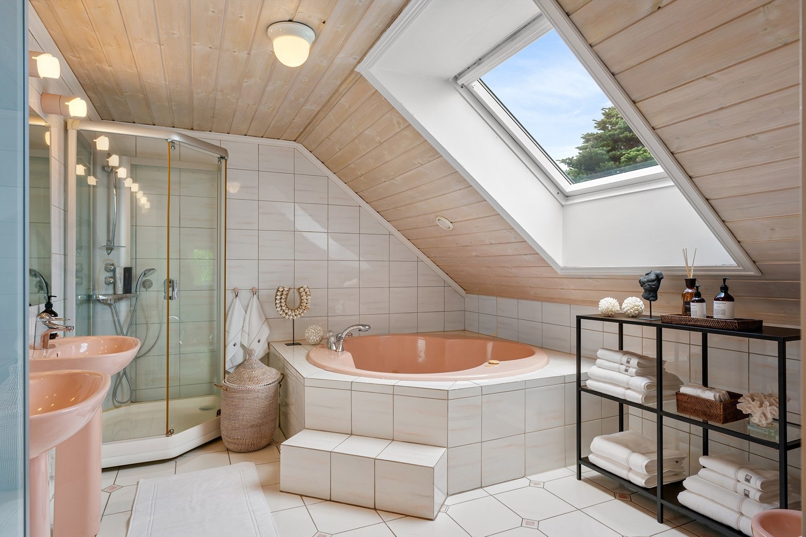 Romslig, helfliset bad Galleribilde