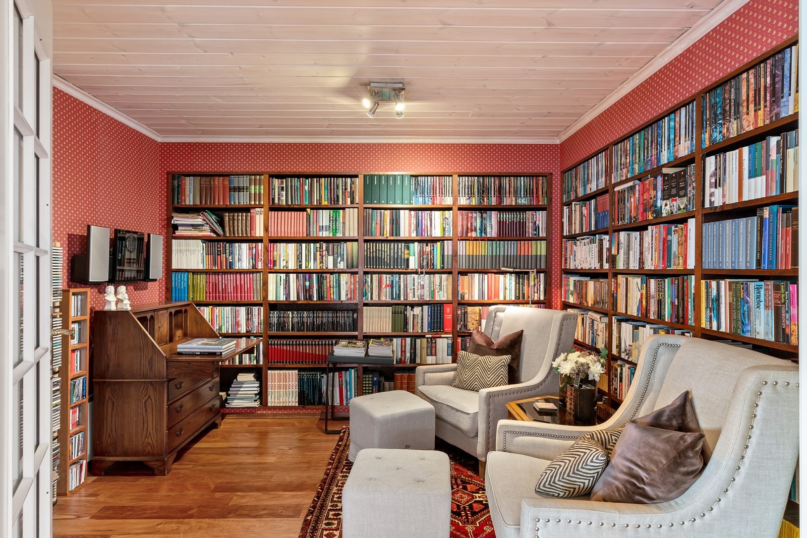 V-stuebibliotek med innfelte bokhyller i vegg Galleribilde