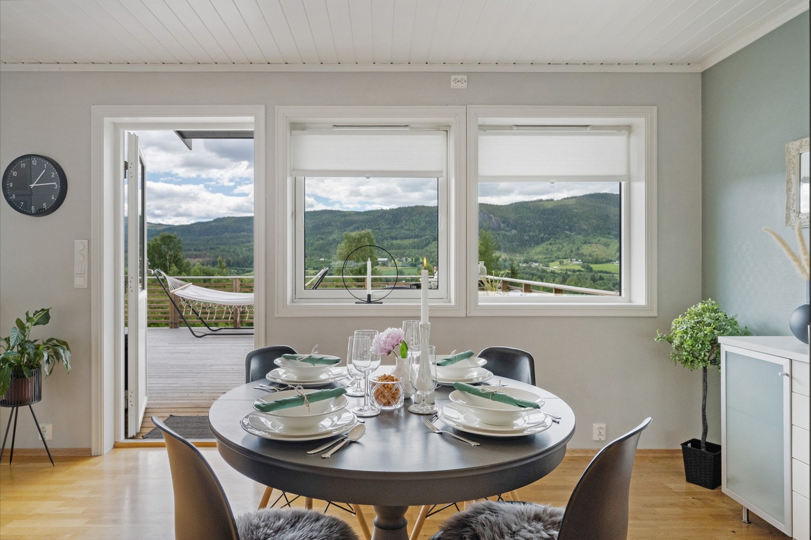God plass til spisebord for hele familien Galleribilde