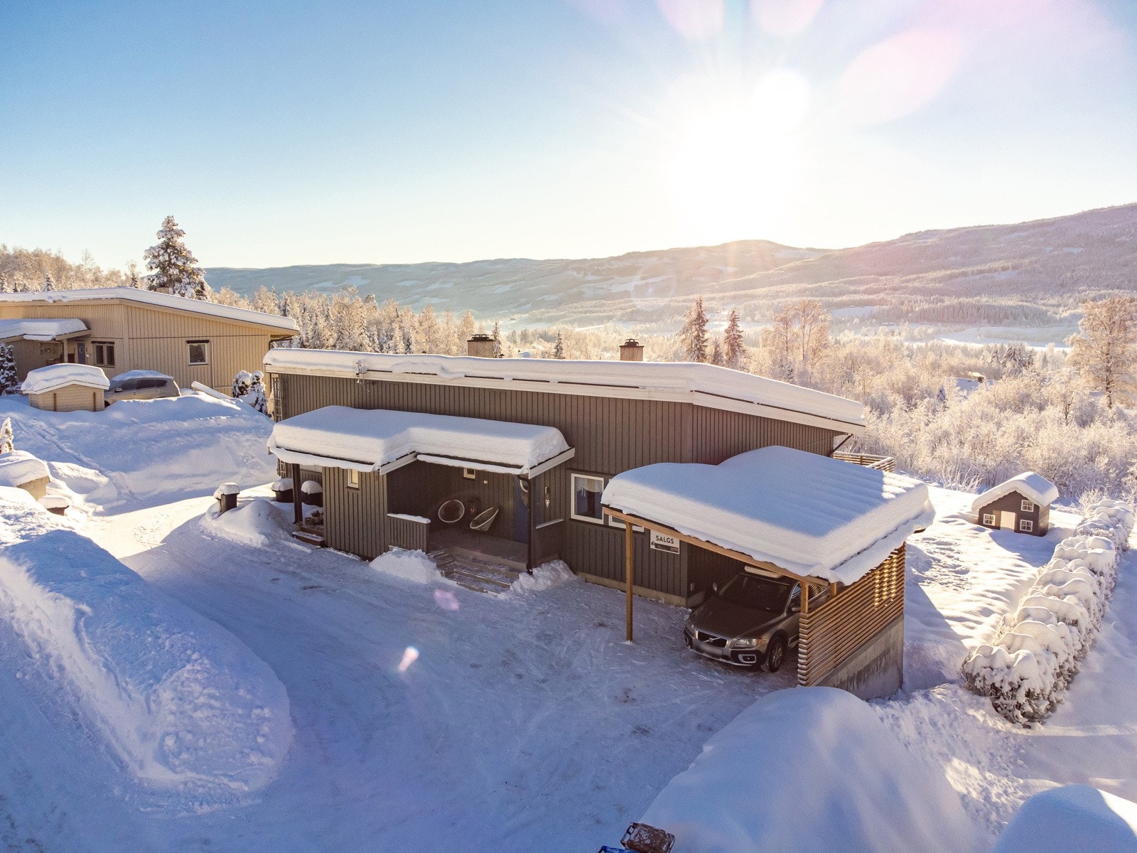 Dette er en lekker og lettstelt halvpart av tomannsbolig med terrasse, hage og carport! Galleribilde