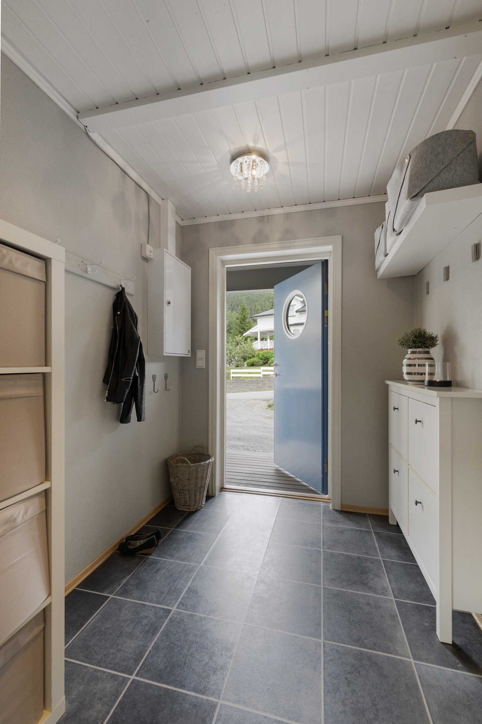 Vindfang i 1 etg, her er det plass til sko og yttertøy Galleribilde