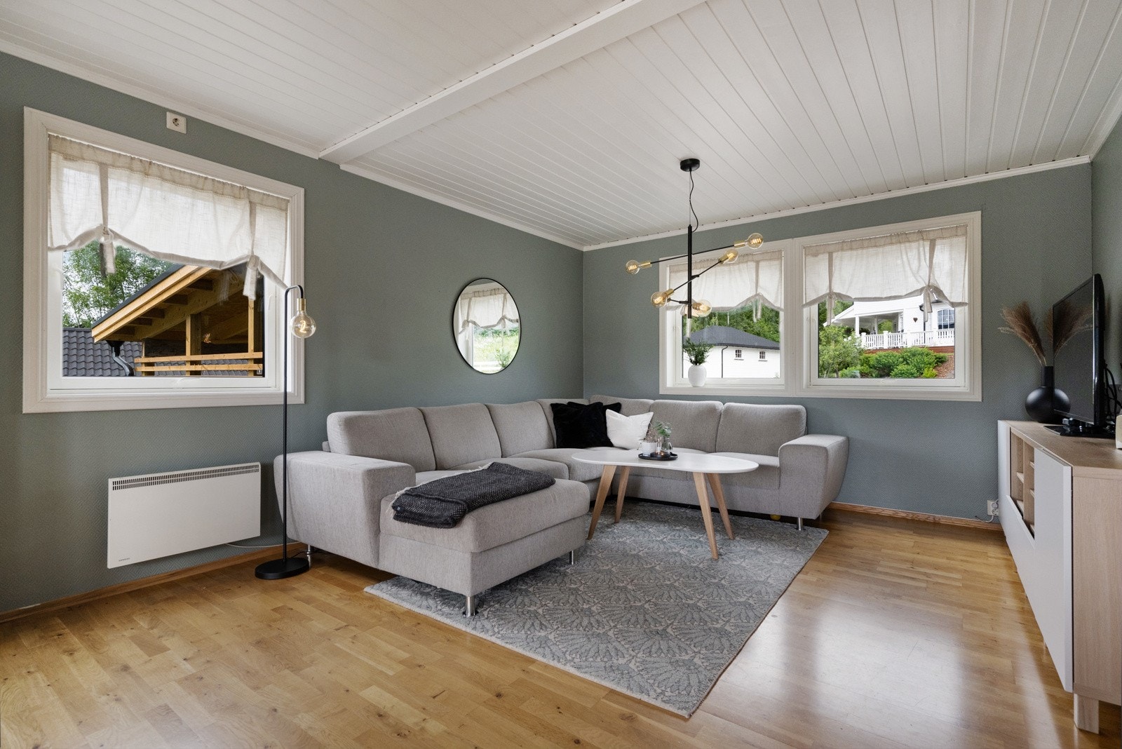 Romslig stuedel med god plass til sofa og tv Galleribilde