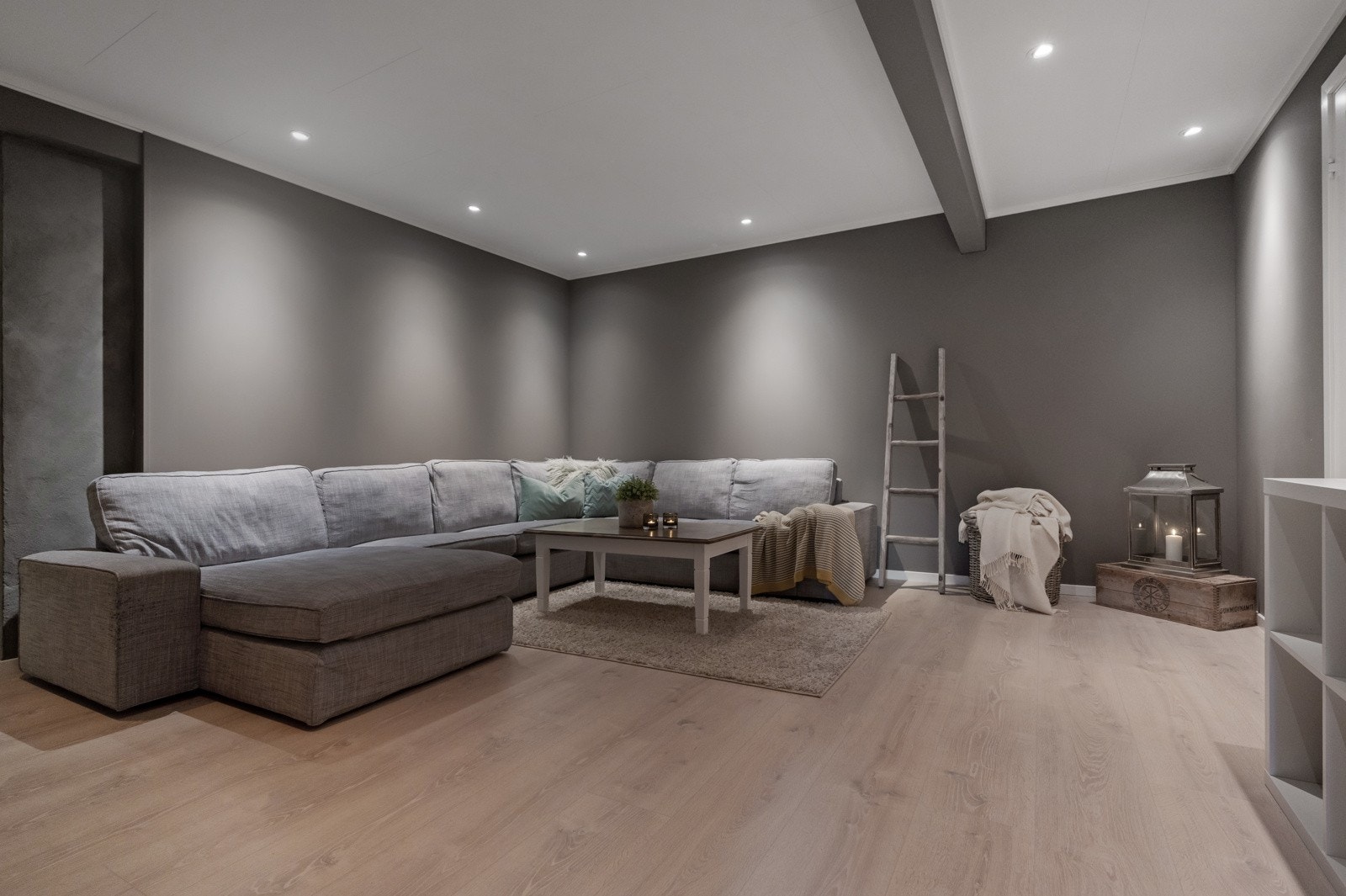 Lekker stue med downlights i himling, og varmefolie i gulv i stue og gang i u etg. Galleribilde