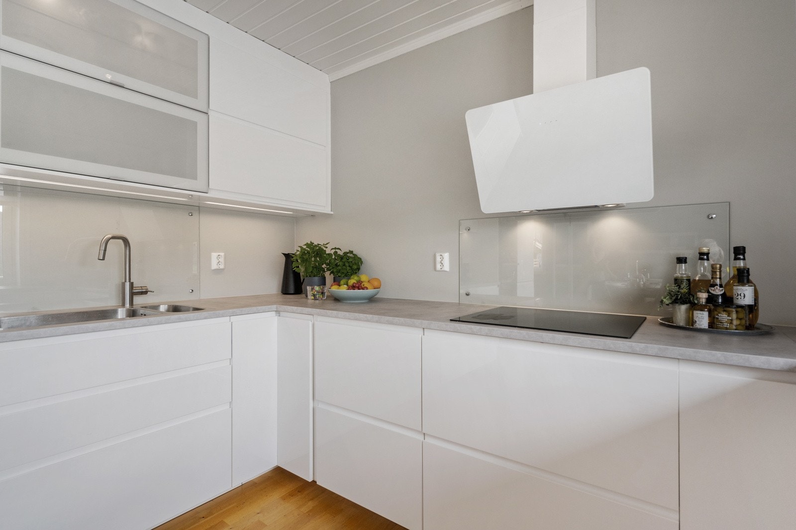Lekkert kjøkken med ny innredning fra 2019 Galleribilde