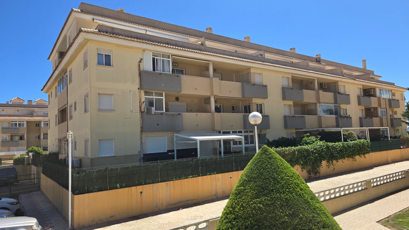 Leiligheten ligger på hjørnet i 2 etg. norsk med 2 soverom og 2 bad, samt parkeringsplass og bod i kjelleren. Galleribilde