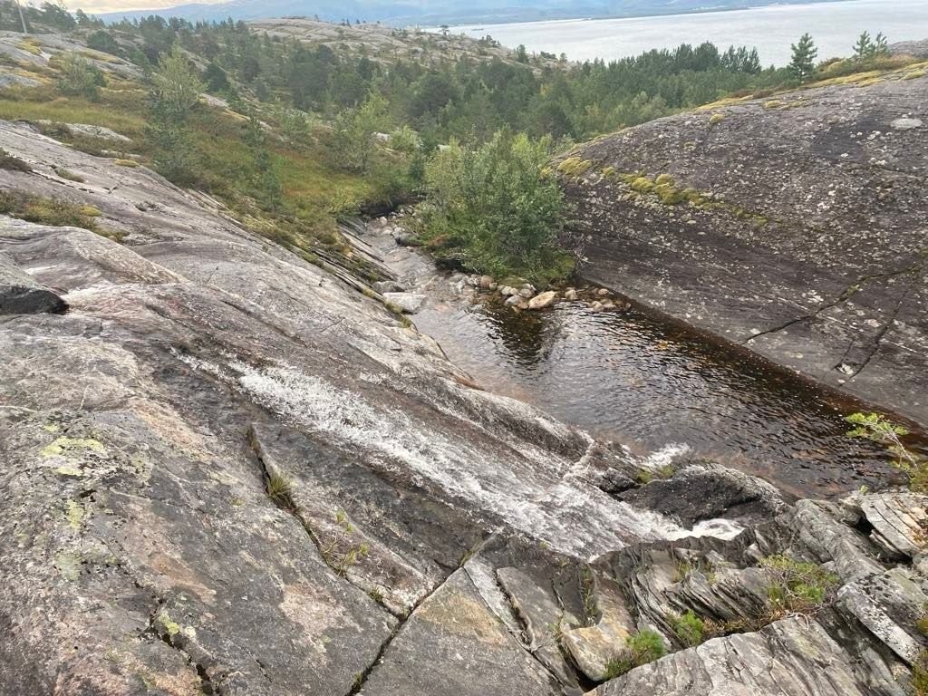 Her hentes sommervann i rør Galleribilde