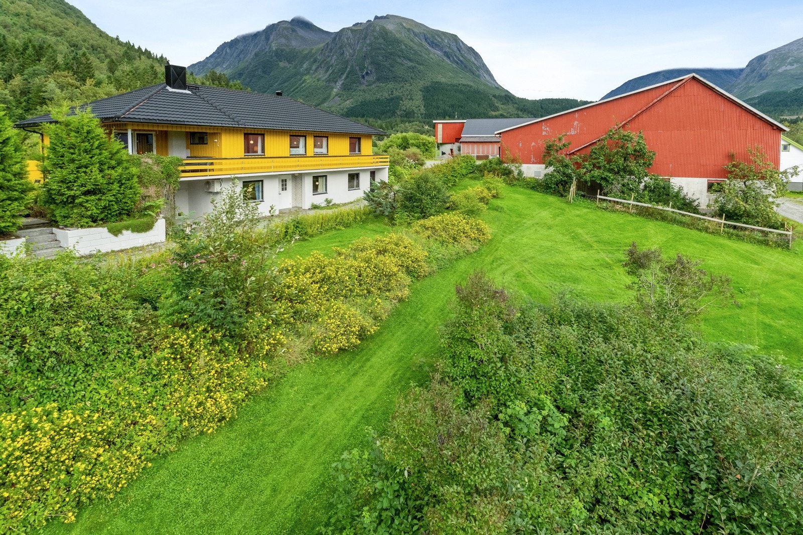Velkomen til Follestaddalen 701 og 703! Eit spennande småbruk midt i hjartet av Sunnmørsalpane Galleribilde