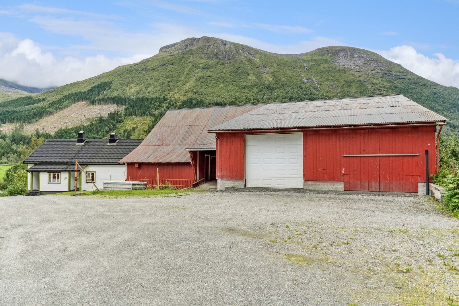 Det tidlegare driftsbygget er i dag nytta som lager Galleribilde