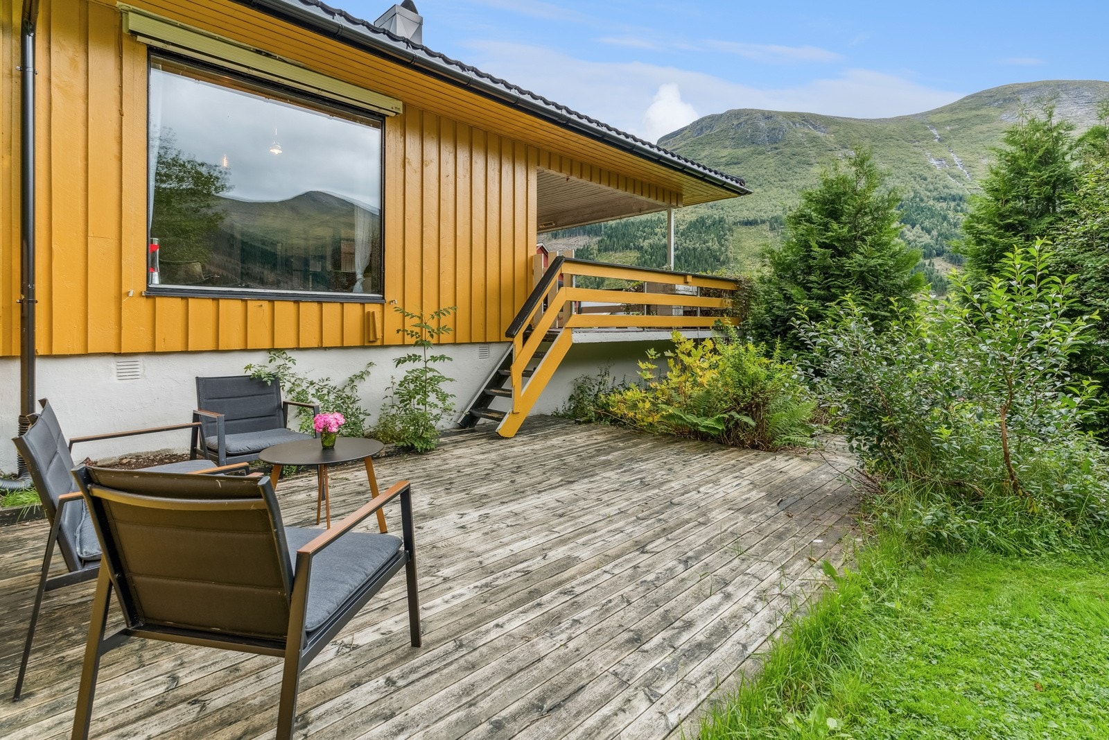 Frå den overbygde terrassen har ein trapp til markterrassen og vidare til hagen Galleribilde