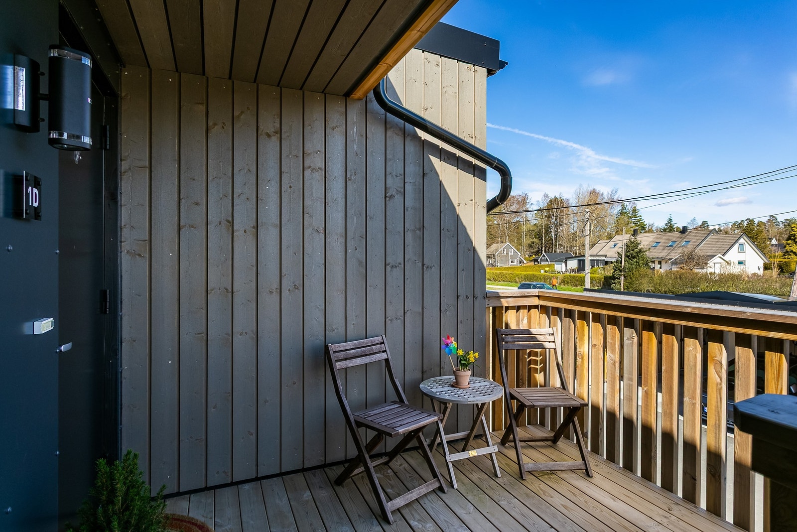 Ute på svalgangen foran inngangsdøren er det sommerstid sol allerede fra tidlig morgen. Galleribilde