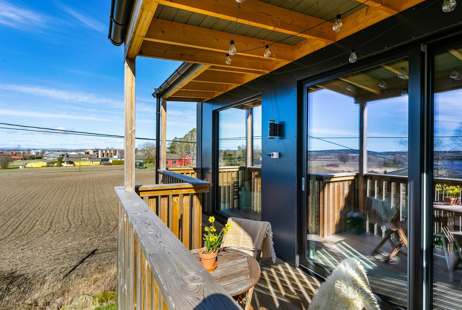 Uterommet på verandaen er både luftig og usjenert. Galleribilde