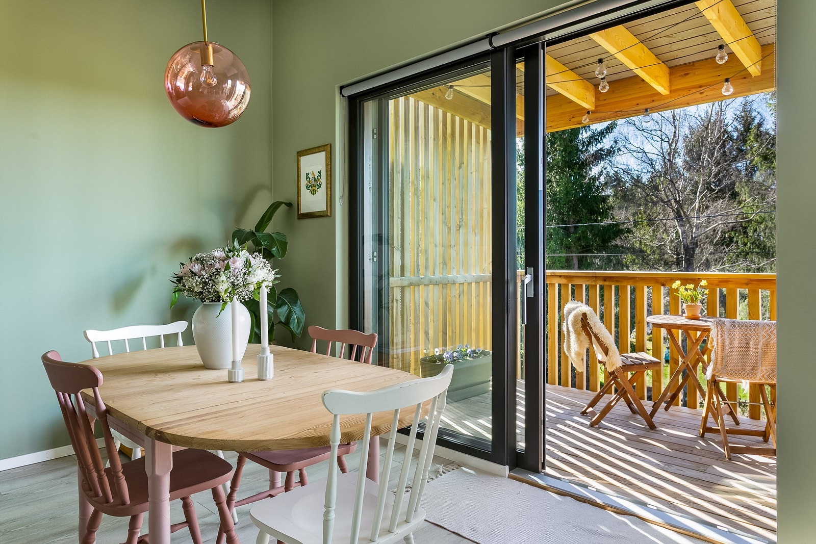 Med kun sameiets skjermede og fredelige hage utenfor kan skyvedøren trygt holdes åpen når vær og temperatur tillater. Galleribilde