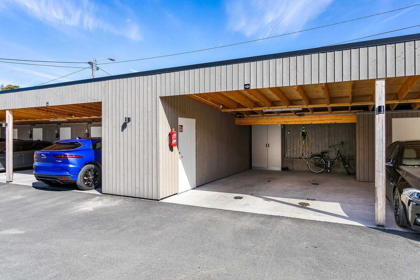 Vis á vis trappen disponerer leiligheten en romslig carport, med lader og tilknyttet bod. Galleribilde