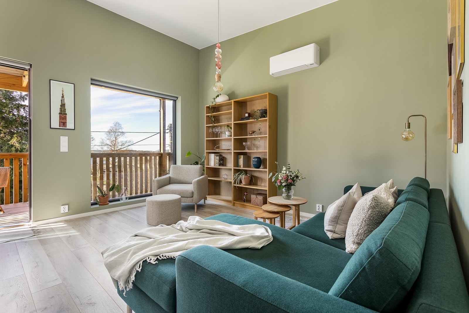 Vinduer med store flater sikrer gode lysforhold i stuen og på kjøkkenet. Innsyn er ikke et tema. Galleribilde