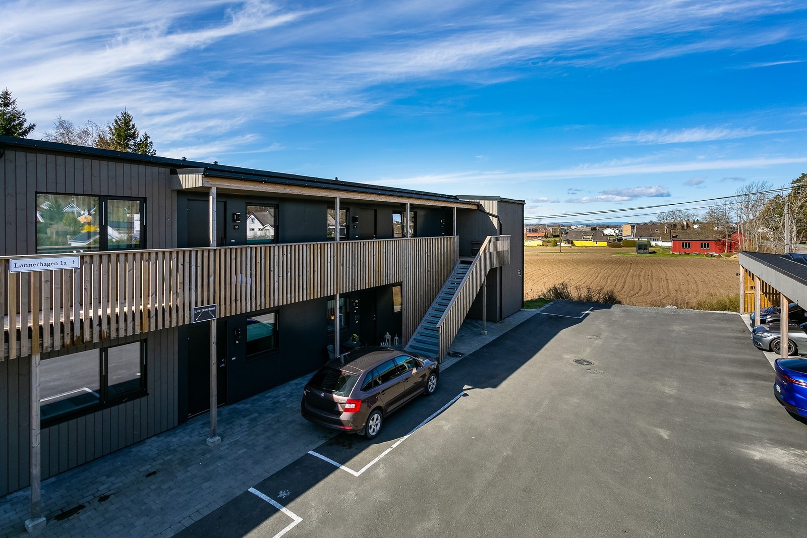 Til leiligheten på enden er det enkel adkomst - rett opp trappen. Galleribilde