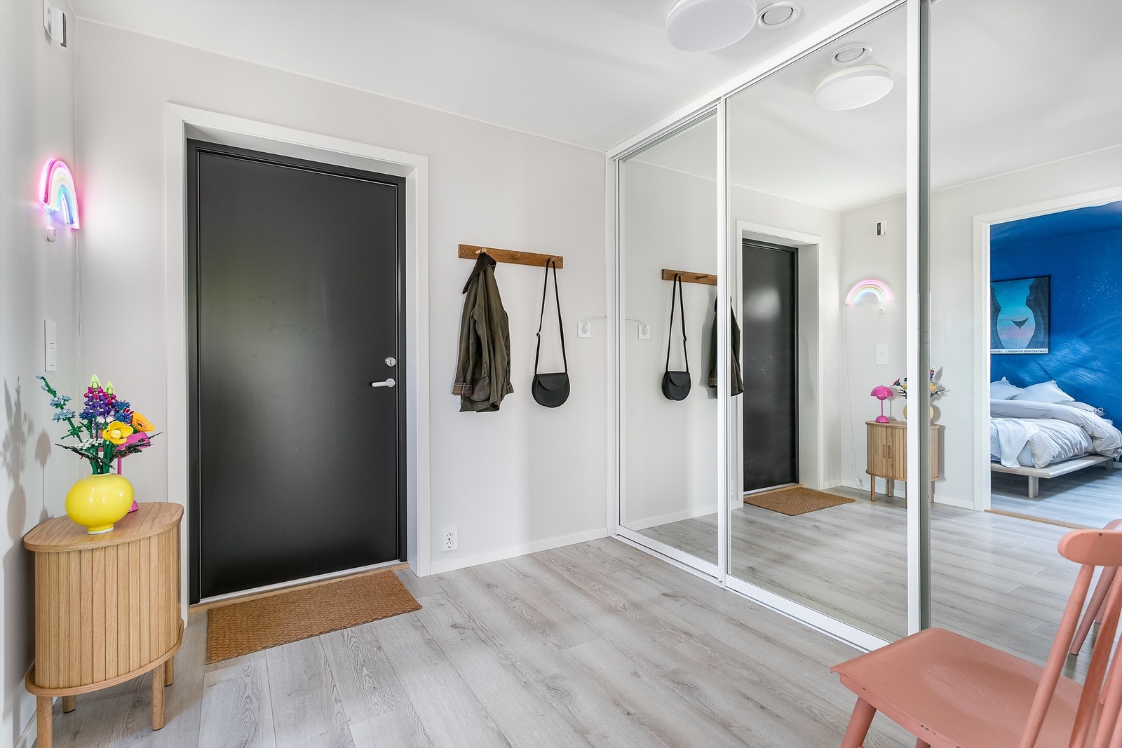 I entreens 2,5 meter brede speildørsgarderobe kan både uteklær, bager og kofferter oppbevares lett tilgjengelig. Galleribilde