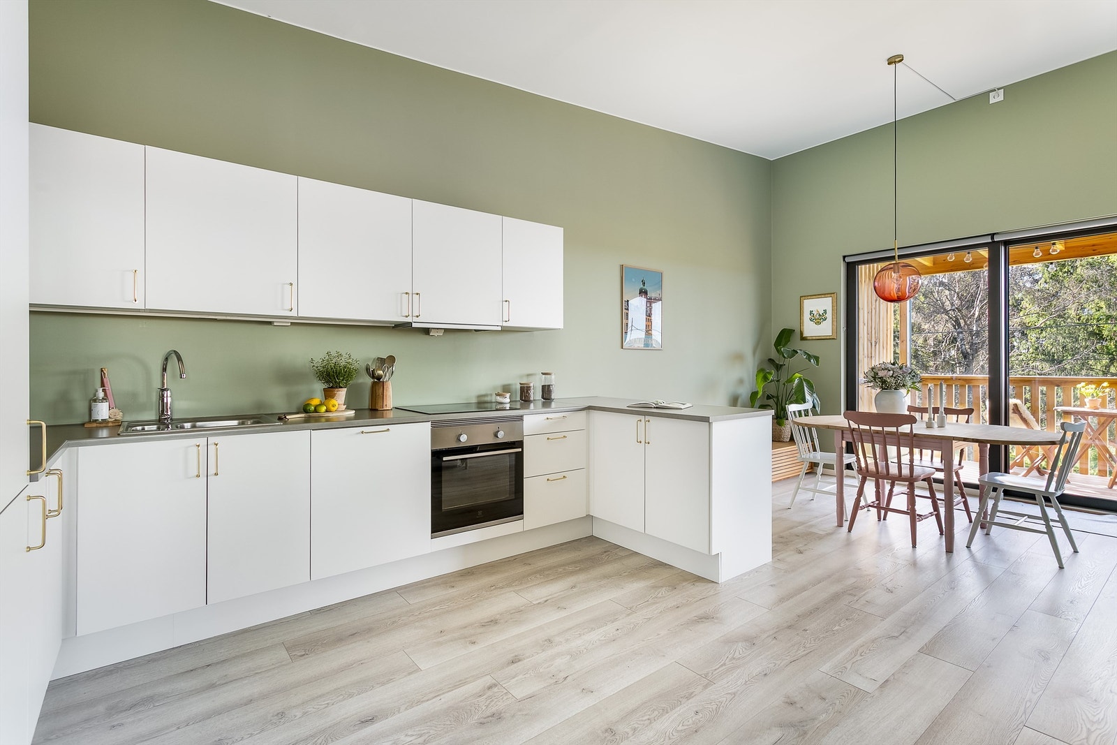 Stuen og kjøkkenet er sømløst knyttet sammen i en åpen sosial sone på over 33 kvm. som oppleves ekstra stor av den høye himlingen Galleribilde