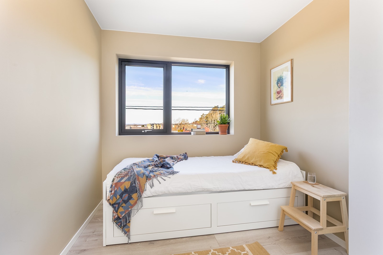 To soverom er av tilnærmet identisk størrelse på nesten 7 kvm. og utmerkede barne-/gjesterom. Galleribilde