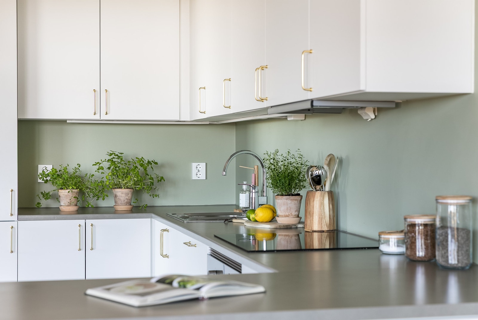 Kjøkkenet er siden leiligheten ble ferdigstilt utvidet med halvøy mot stuen. Hvitevarene er integrert og medfølger. Galleribilde