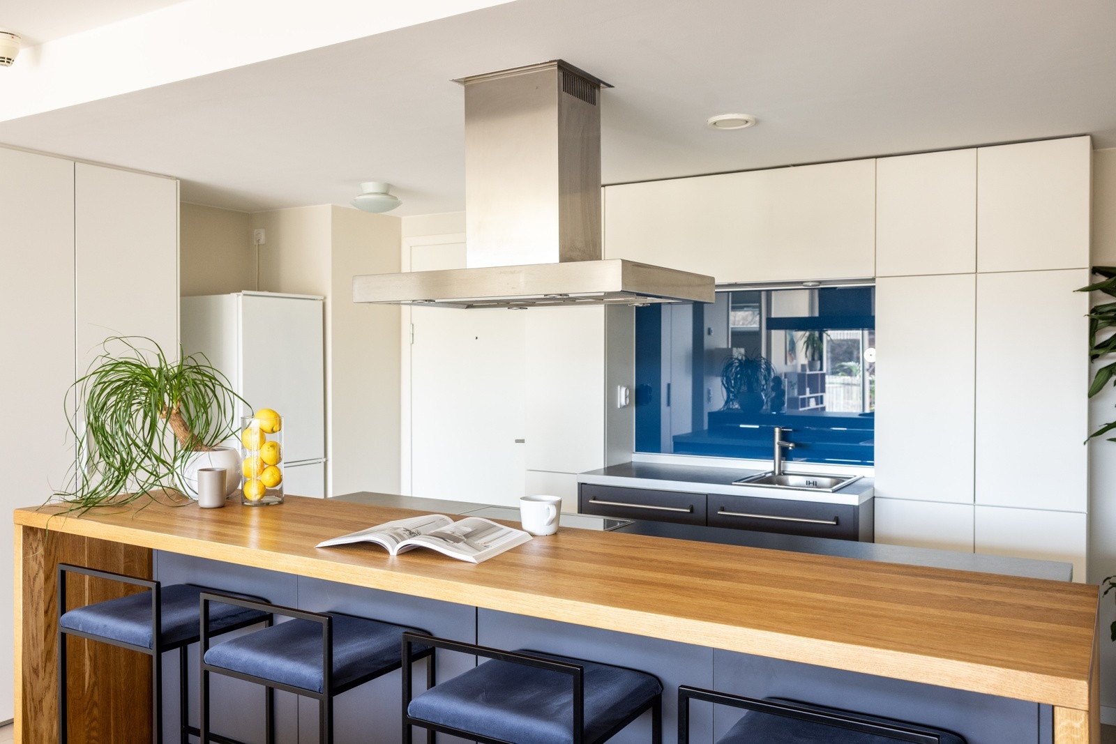 Kjøkkeninnredningen har slette fronter og laminert benkeplate med stilren stålkant. Galleribilde