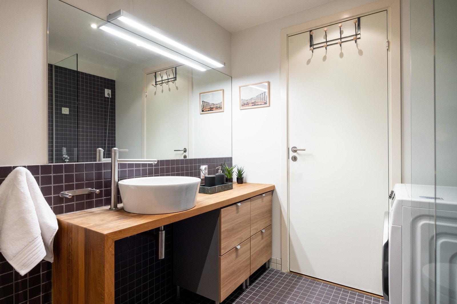 Boligen har et pent, flislagt bad med behagelig gulvvarme og spotter i tak. Galleribilde