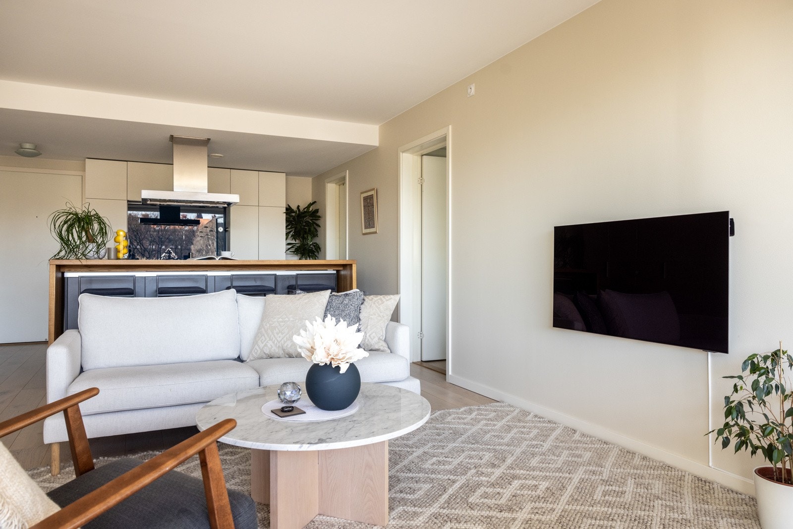 Det er rikelig med plass til sofagruppe, salongbord og TV-møblement. Galleribilde