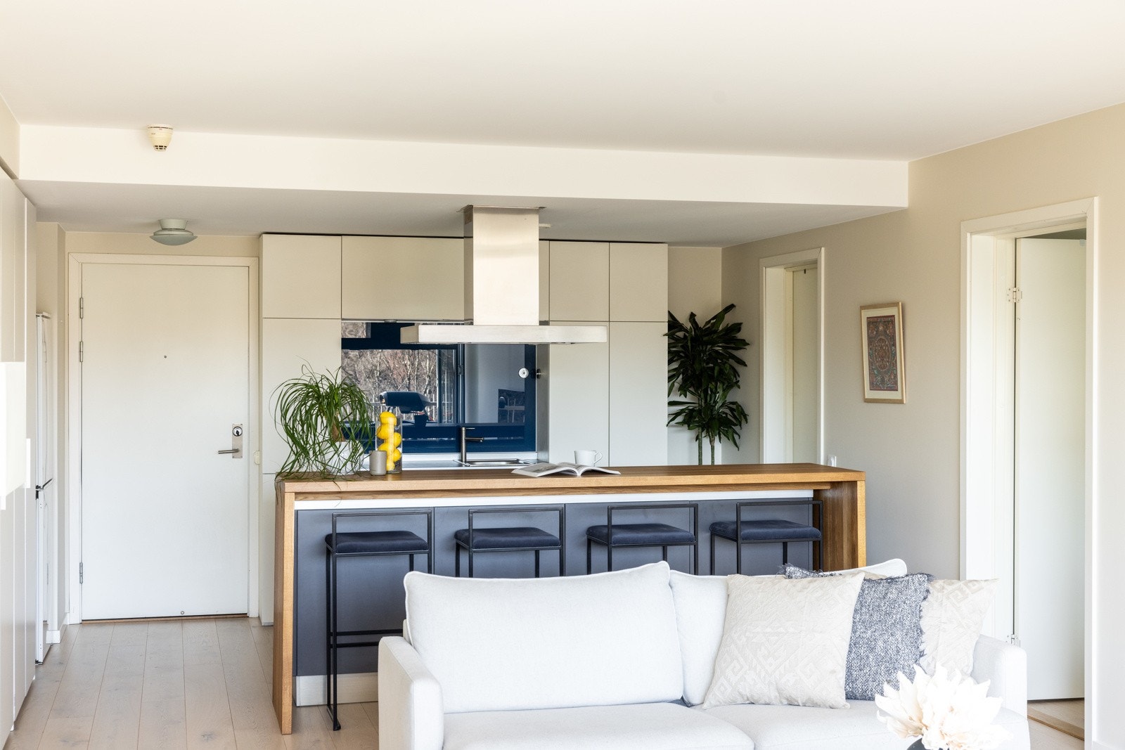 Denne åpne planløsningen er perfekt for både hverdagsliv og sosiale sammenkomster - her kan dere sosialisere og kokkelere på samme tid! Galleribilde