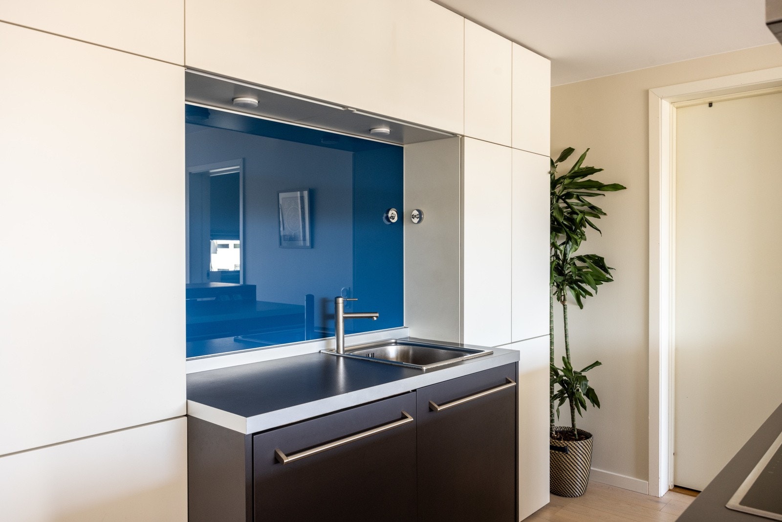 Integrerte hvitevarer som kjøl/fryseskap, oppvaskmaskin, platetopp og stekeovn - alt du trenger for en funksjonell og effektiv hverdag! Galleribilde